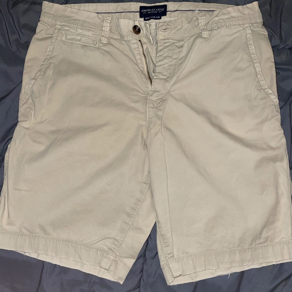 Men’s American Eagle khaki shorts